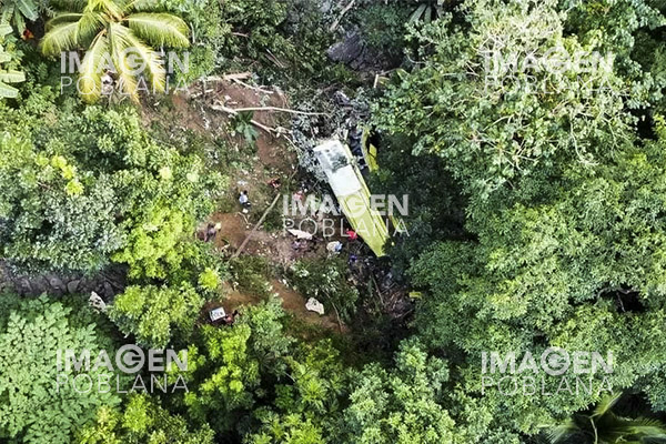 Mueren 25 personas tras caída de autobús a un barranco en Filipinas
