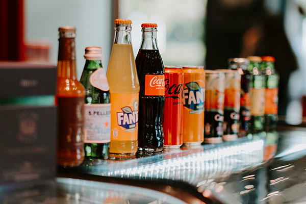 La OMS llama a países a aumentar impuestos al alcohol y las bebidas azucaradas