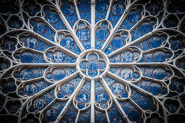 Macron anuncia un concurso para diseñar nuevos vitrales de Notre Dame