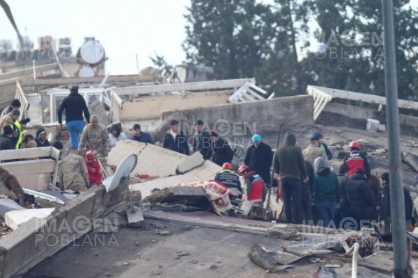Al menos seis muertos tras el derrumbe de la cubierta de un edifico al sureste de China