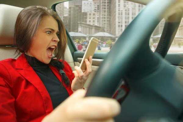 Mujer roba un vehículo Uber porque el conductor era "muy lento"