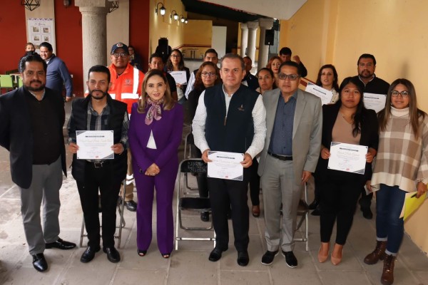 Paola Angon reconoce a servidores públicos que destacan en servir a las familias cholultecas
