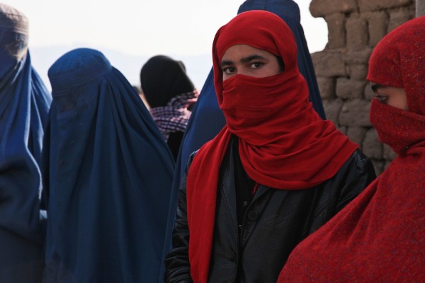 Mujeres afganas son encarceladas para "protegerlas" de la violencia de género