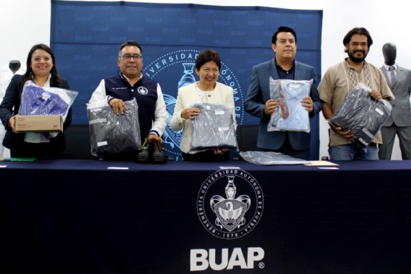Entrega Lilia Cedillo uniformes para personal administrativo y académico