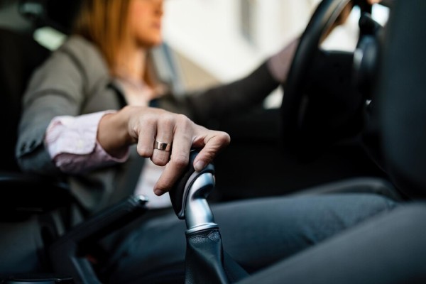 Adiós al freno de mano manual: así transforma la tecnología a la industria automotriz