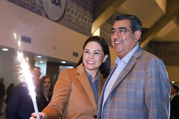 Ofrecen Sergio Salomón y Gaby Bonilla convivio a trabajadores del gobierno estatal