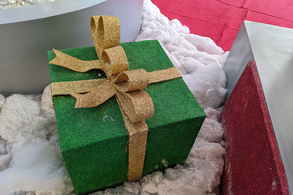 Mexicanos gastan gran parte de su aguinaldo en regalos navideños