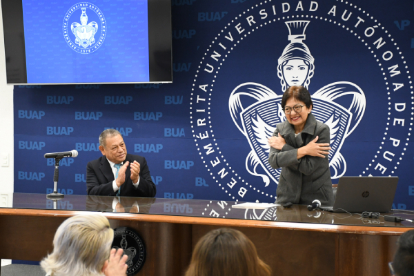Dicta conferencia Lilia Cedillo sobre cómo prevenir infecciones de vías respiratorias