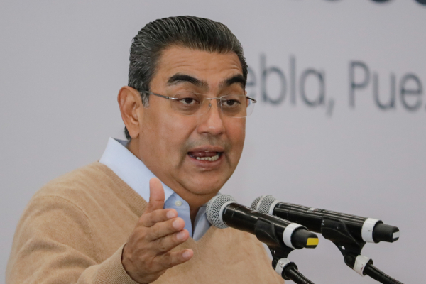 Sergio Salomón da banderazo a rehabilitación de carretera en Chilchotla