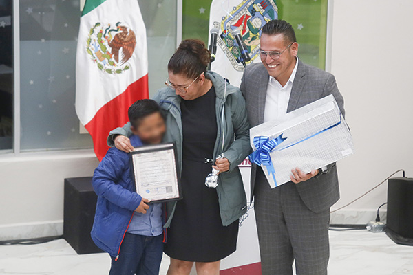 Beneficia SEDIF a 21 familias con el Programa de Adopciones 2023