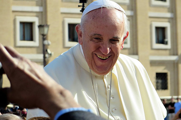 Francisco, el papa diferente que no escapa a la polémica