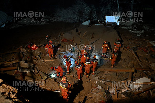 Suben a 126 los muertos por el terremoto en China