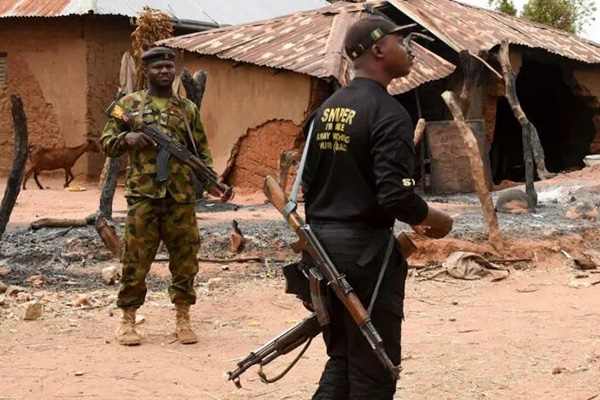 Policía confirma 96 muertos en ataques en centro de Nigeria
