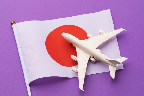 Un avión con casi 400 personas a bordo se incendia durante el aterrizaje en Tokio