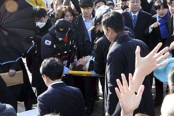 Apuñalan a Lee Jae-myung, líder de la oposición surcoreana, durante rueda de prensa