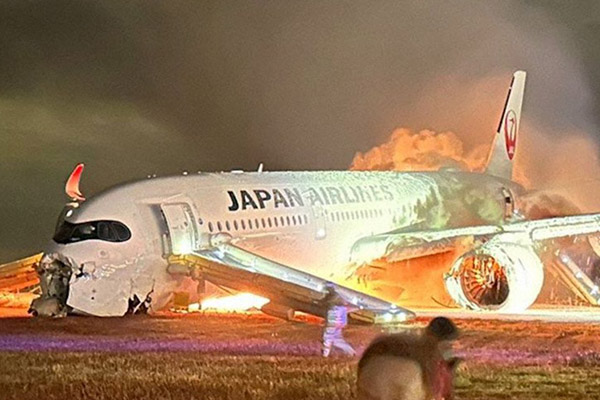 Mueren 5 miembros de tripulación de avión de Guardia Costera de Japón tras choque en aeropuerto de Tokio