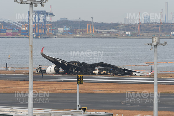 Avión de Guardia Costera de Japón, sin autorización para entrar en pista antes de colisionar: ministerio