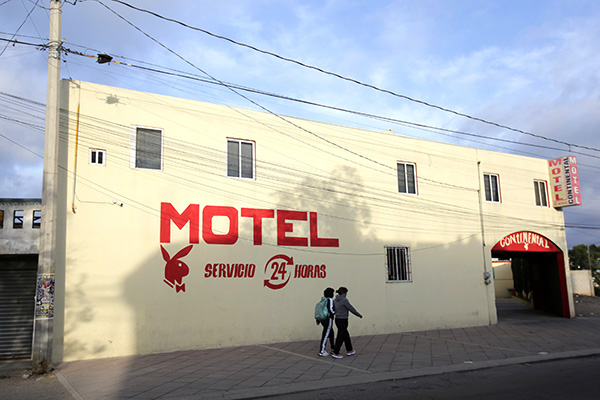 Abandonan a seis migrantes en un motel