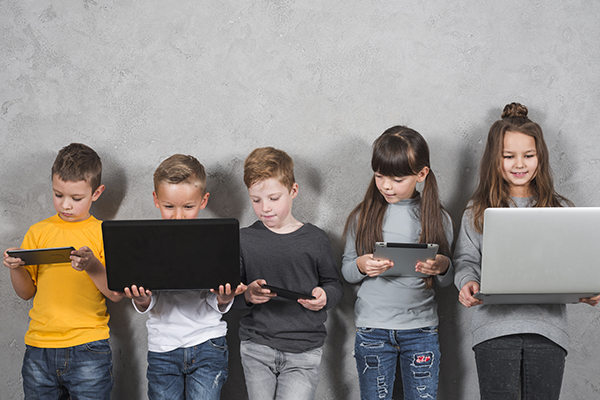 Guardianes Digitales: 8 consejos para salvaguardar a los niños de los riesgos cibernéticos