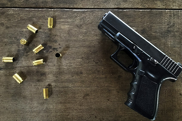 Policía reporta un muerto y cinco heridos en tiroteo en una escuela de Iowa