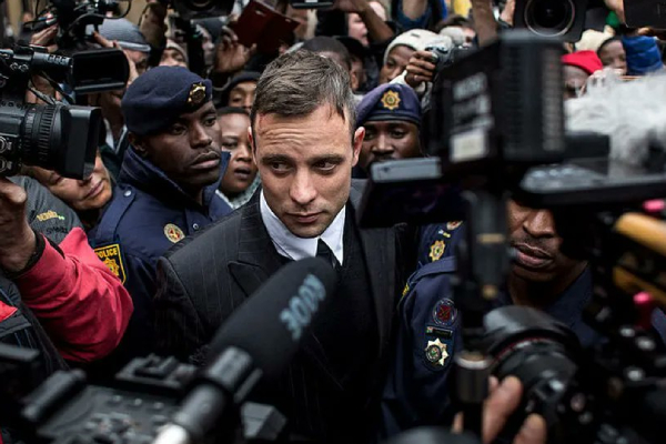 Oscar Pistorius sale de prisión a más de 10 años de asesinar a su novia
