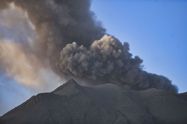 Volcán ecuatoriano Sangay incrementa su actividad eruptiva