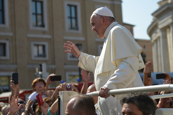 Papa Francisco califica la maternidad subrogada de “deplorable” y pide su prohibición