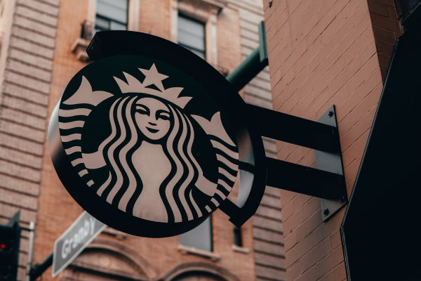 Starbucks enfrenta demanda por usar café de plantaciones vinculadas a abusos