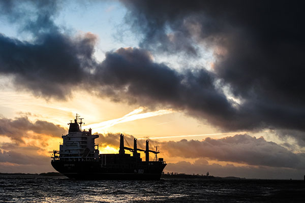 Misil impacta un barco estadounidense cerca de Yemen