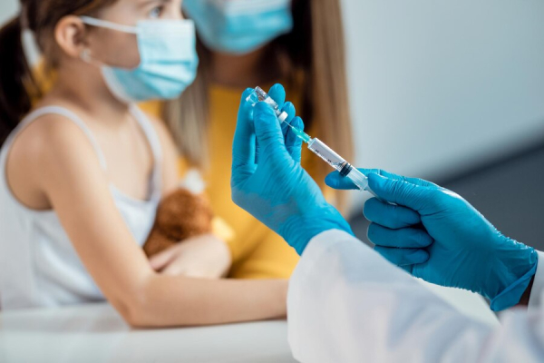 OMS alerta brote de polio en Indonesia derivado de aplicación de vacunas
