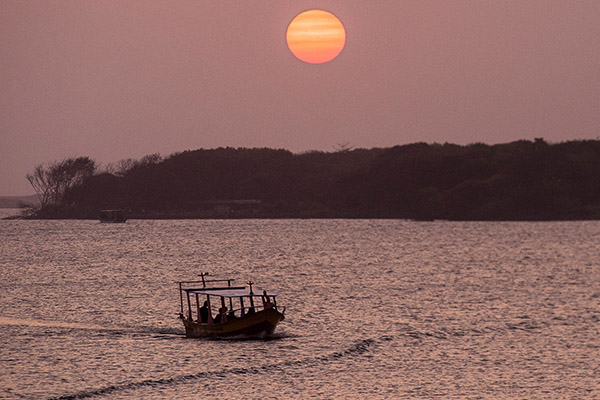Barco con más de 100 personas a bordo se hunde en Nigeria