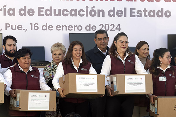 Sergio Salomón renueva plataforma de la SEP con nuevos equipos de cómputo