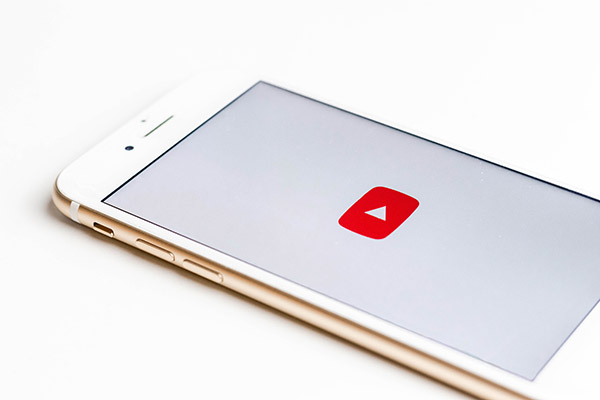 Negacionismo climático da a YouTube millones de dólares al año
