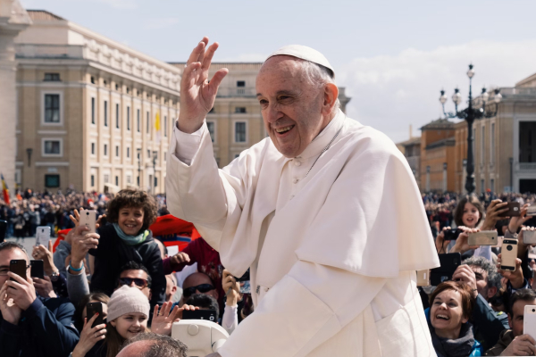 Papa Francisco pide a la Iglesia “no condenar” la bendición de parejas del mismo sexo
