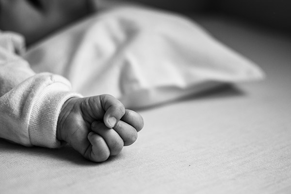 Niño de 2 años muere de hambre tras pasar varios días junto al cadáver de su padre