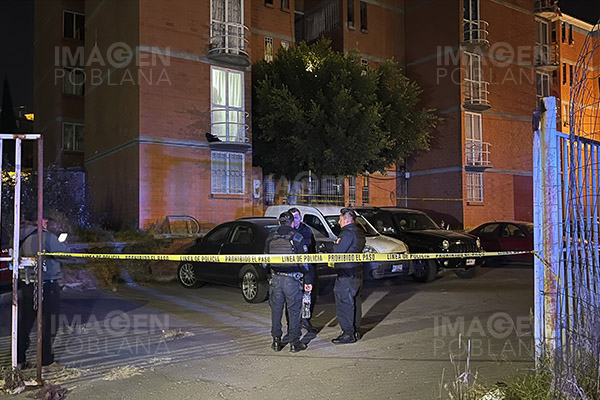Mujer cae de edificio; ningún vecino la conoce