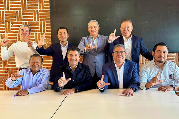Expresidentes y líderes de Tehuacán intercambian ideas con Lalo Rivera