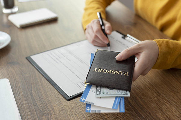 Colombia suspende a su canciller por irregularidades en licitación de pasaportes