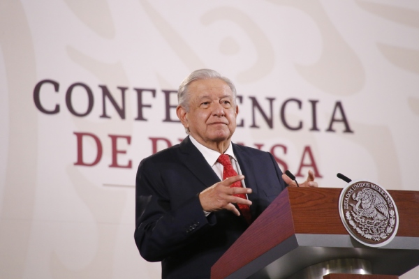 López Obrador elogia a Batres por reducción de sueldo; expone a jueces y magistrados