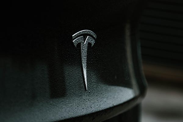 Tesla no cumple con expectativas del mercado tras caída en ganancias operativas