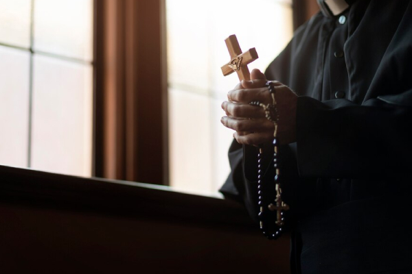 Vaticano condena por primera vez a un sacerdote por "corrupción de menores"