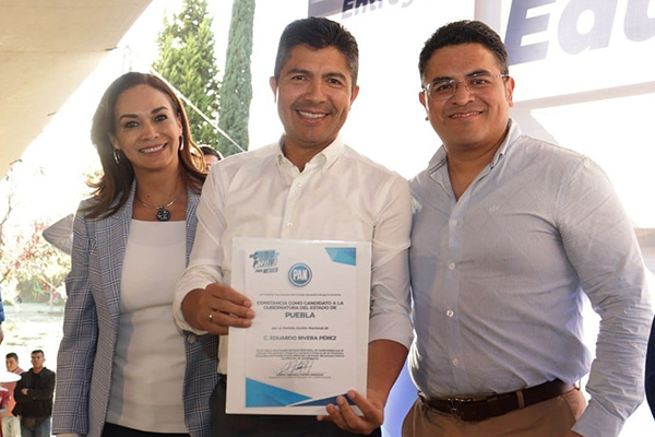 Entregan Constancia de Designación a Eduardo Rivera como virtual candidato oficial a la gubernatura de Puebla