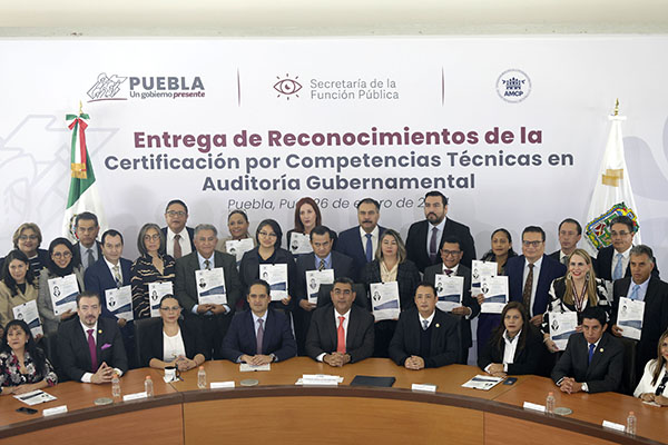 Sergio Salomón entrega certificación en Auditoría Gubernamental a 35 trabajadores de la SFP