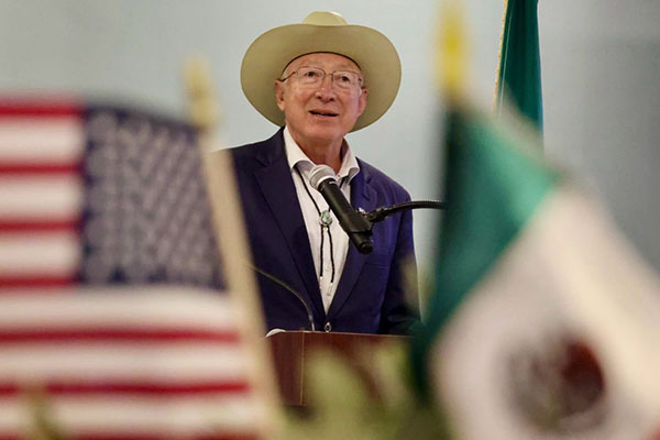 Ken Salazar niega que armas del narco mexicano provengan del ejército estadounidense