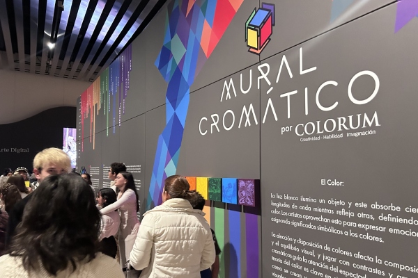 Mural Cromático, una exposición de 330 obras sobre el color y las emociones