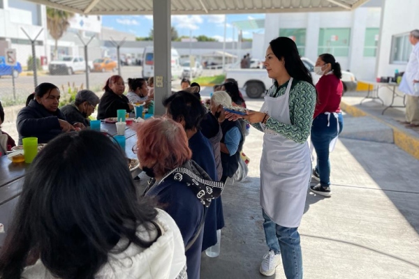 Voluntariado del Congreso de Puebla lleva a cabo jornada alimentaria en albergue del Hospital del Sur