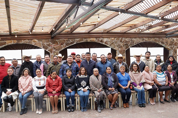 Actores sociales de la Sierra de Puebla platican con Lalo Rivera