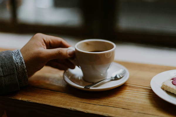 ¿Cuánto tiempo te mantiene despierto la cafeína? Expertos responden