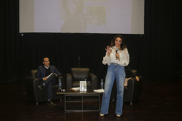 Lourdes Mendoza retrata persecución de la que fue víctima en su libro “Con la frente en alto”