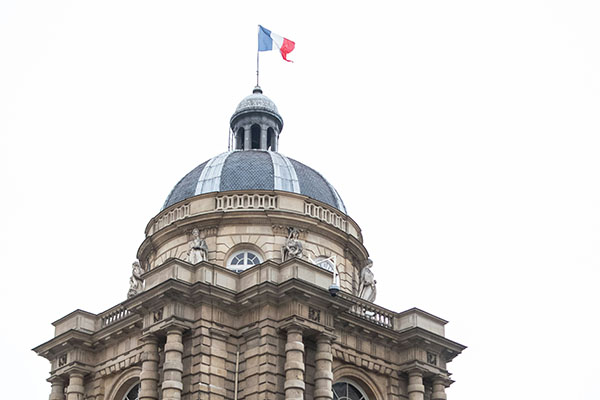 Senadores franceses aprueban subirse el sueldo en plena crisis económica